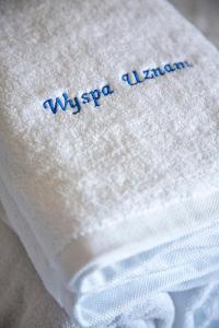 シフィノウイシチェにあるWyspa Uznam - Kwartał Róży Wiatrówの白いタオルのクローズアップ