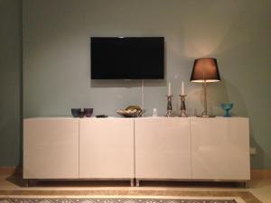 Telewizja i/lub zestaw kina domowego w obiekcie Marbella, Los Arqueros Golf & Country Club, Sleeps 7 plus 1 child