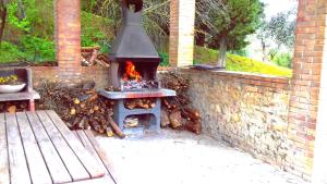 シエナにあるResidence Le Meridianeの庭の暖炉付きレンガ壁