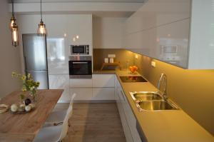 een keuken met een wastafel en een houten tafel bij Urban 35 in Chania