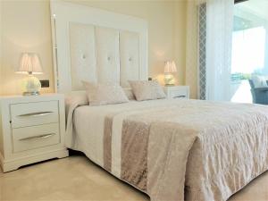 Posteľ alebo postele v izbe v ubytovaní LUXURY APARTMENT FRONTAL TO THE SEA IN ESTEPONA DONCELLA BEACH