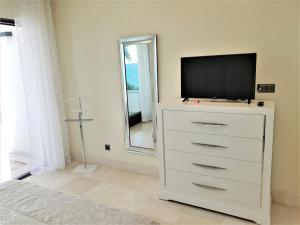 Televízia a/alebo spoločenská miestnosť v ubytovaní LUXURY APARTMENT FRONTAL TO THE SEA IN ESTEPONA DONCELLA BEACH