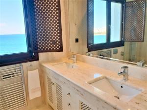 Kúpeľňa v ubytovaní LUXURY APARTMENT FRONTAL TO THE SEA IN ESTEPONA DONCELLA BEACH