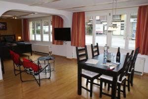 ein Esszimmer und ein Wohnzimmer mit Tisch und Stühlen in der Unterkunft Matten Central Studio in Matten