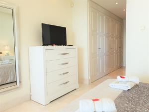 Televízia a/alebo spoločenská miestnosť v ubytovaní LUXURY APARTMENT FRONTAL TO THE SEA IN ESTEPONA DONCELLA BEACH