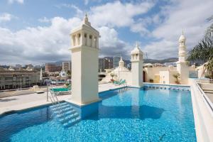 uma piscina no telhado de um edifício em WintowinRentals Luxury and Sea View inside Puerto Marina em Benalmádena