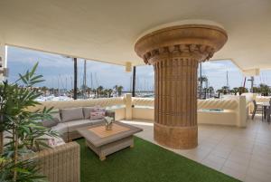 Posezení v ubytování WintowinRentals Luxury and Sea View inside Puerto Marina