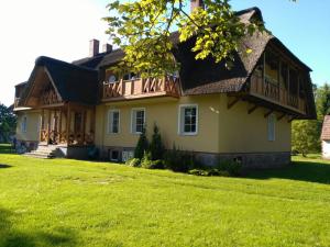 a house with a large yard in front of it at Letnisko Rozwarowo in Kamień Pomorski