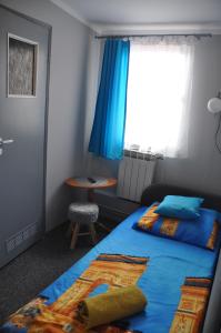 Łóżko lub łóżka w pokoju w obiekcie Zajazd pod Lwem