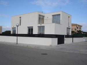 un edificio blanco al lado de una calle en PICAFORT2, en Can Picafort