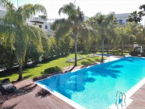 Bazén v ubytovaní LUXURY APARTMENT FRONTAL TO THE SEA IN ESTEPONA DONCELLA BEACH alebo v jeho blízkosti