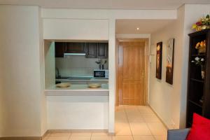 Kuchyň nebo kuchyňský kout v ubytování Apartamentos Duque