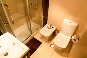 Koupelna v ubytování Apartamentos Duque + 25 fotografií