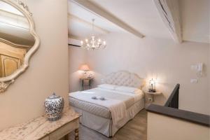 A bed or beds in a room at Pistoia Luxury Suite