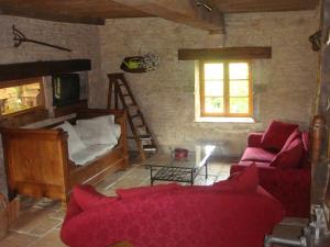 LaivesにあるLa chaumière de Laivesのリビングルーム(赤いソファ、はしご付)