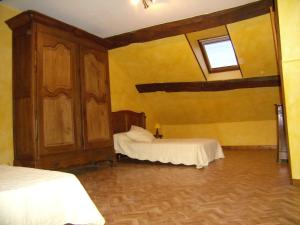 LaivesにあるLa chaumière de Laivesのベッドルーム1室(ベッド2台付)、壁に面した窓が備わります。