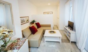 - un salon avec un canapé et une table dans l'établissement Loft Aire Sevilla Cathedral, à Séville