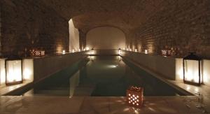 - une piscine dans un bâtiment éclairé dans l'établissement Loft Aire Sevilla Cathedral, à Séville