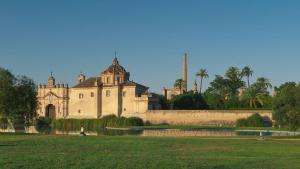 stary budynek ze stawem przed nim w obiekcie Loft Aire Sevilla Cathedral w Sewilli
