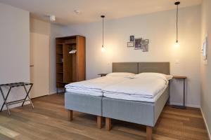 ein Schlafzimmer mit einem großen Bett in einem Zimmer in der Unterkunft Italian Lifestyle Hotel & Osteria Chartreuse in Thun
