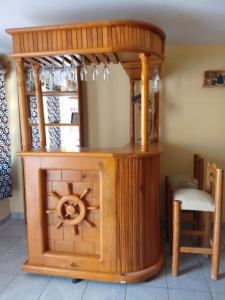 un mobile in legno con un orologio di El paraíso de Zacatlán DEPARTAMENTO con JARDÍN, 11 pax a Zacatlán Altre 37 foto