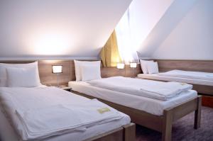 Kőkapu Vadászkastély és Hotel & Apartments客房内的一张或多张床位
