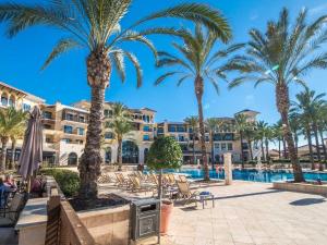 a resort with palm trees and a swimming pool at Apartment La Loma Mar Menor Golf Resort in Los Martínez