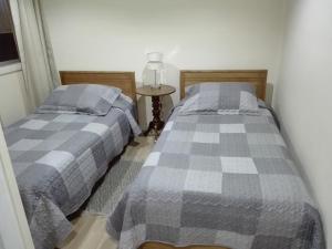 two beds sitting next to each other in a bedroom at Quimey Ruca in Freire