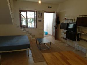 ein Wohnzimmer mit einem Bett und einer Treppe in der Unterkunft Villetta Medusa in Copanello