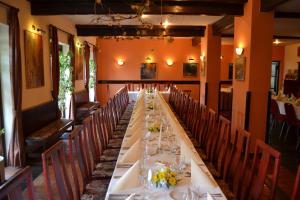 Reštaurácia alebo iné gastronomické zariadenie v ubytovaní Park Hotel Pruhonice