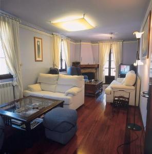 Navia de Suarna的住宿－Casa Suarna，客厅配有白色的沙发和桌子