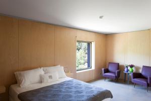 Un pat sau paturi într-o cameră la Melgaço Alvarinho Houses