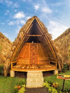 Tiki Hut Hostel外面的花园