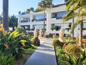 Vonkajšia záhrada v ubytovaní LUXURY APARTMENT FRONTAL TO THE SEA IN ESTEPONA DONCELLA BEACH