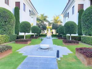 Vonkajšia záhrada v ubytovaní LUXURY APARTMENT FRONTAL TO THE SEA IN ESTEPONA DONCELLA BEACH