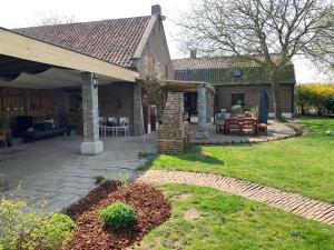 a house with a patio with a table and chairs at B&B Dageraad in Bocholt