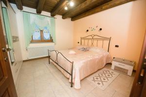 um quarto com uma cama e uma janela em La Coccinella em Donnaz