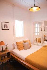 リスボンにあるCharming Apartment - Lisbon Centerのベッドルーム(大型ベッド1台、窓付)