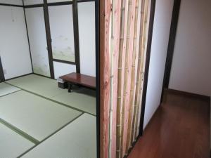 a room with white floors and a bench in it at Aki Kokubunji Shukubou in Higashihiroshima