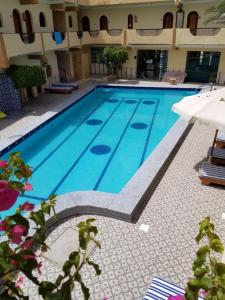 - une piscine d'eau bleue dans un bâtiment dans l'établissement Dahab Plaza Hotel, à Dahab