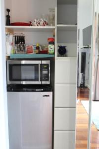 eine Küche mit einer Mikrowelle und einem Kühlschrank in der Unterkunft Sweet Dreams B&B LA in Sherman Oaks