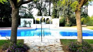 a swimming pool in a yard with trees at Apartamento con vistas al Campo de Golf y Piscina in Mijas Costa