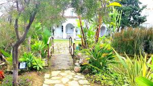 a garden with a staircase leading to a house at Apartamento con vistas al Campo de Golf y Piscina in Mijas Costa