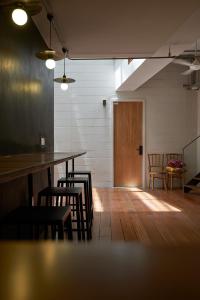 una habitación con una mesa larga, sillas y una puerta en Lantern Hotel, en Kuala Lumpur