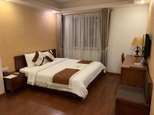 Postel nebo postele na pokoji v ubytování First Eden Hotel - Hang Bun