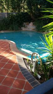 uma pequena piscina com uma mangueira à volta em Middle Ridge, Toowoomba, em Toowoomba