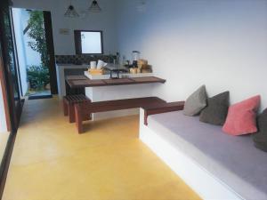 salon z ławką i stołem w obiekcie Villas La Antigua Barichara w mieście Barichara