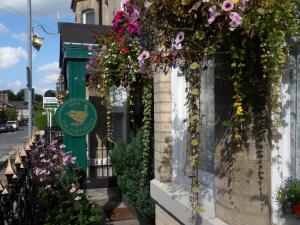Un edificio con flores en el costado. en The Farthings, en York