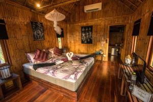 Postel nebo postele na pokoji v ubytování Lazy Days Bungalows + 37 fotografií