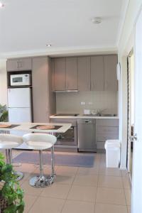 Virtuvė arba virtuvėlė apgyvendinimo įstaigoje Watersons at Airlie Central Apartments